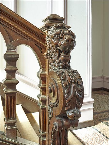 Rez-de-chaussée, escalier, détail de la rampe.