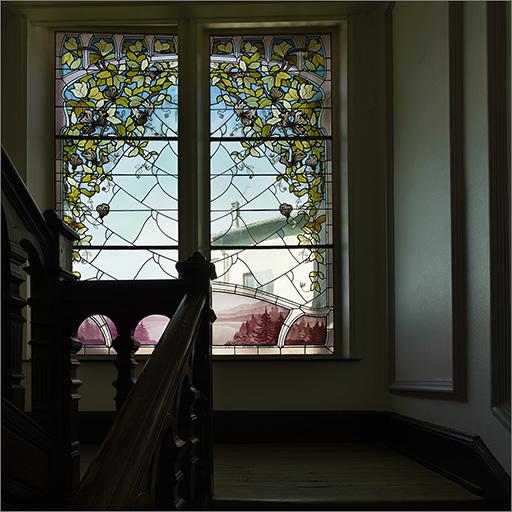 Rez-de-chaussée, verrère de la cage d'escalier (1er palier).