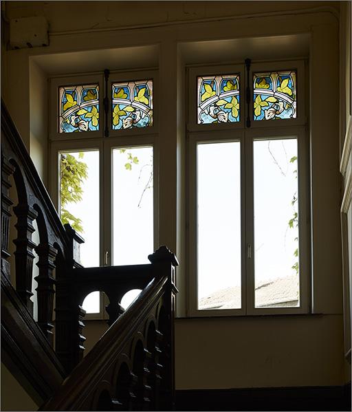 Rez-de-chaussée, verrère de la cage d'escalier (2e palier).