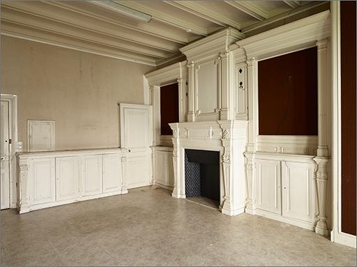 Ensemble du décor intérieur et du mobilier de la cuisine : cheminée, 3 placards-buffets, lambris de revêtement, plafond