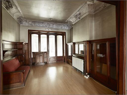 Ensemble du décor intérieur et du mobilier (pièce 0.4) : cheminée, 2 armoires-bibliothèques, banquette, secrétaire, 2 portes, plafond