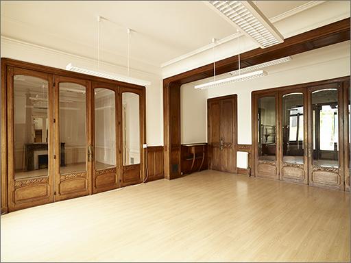 Ensemble du décor intérieur et du mobilier (pièce 0.3) au ' tulipier' : cheminée, 4 buffets, table d'applique, lambris de demi-revêtement, 3 portes