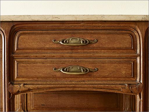 Table d'applique, détail des tiroirs.