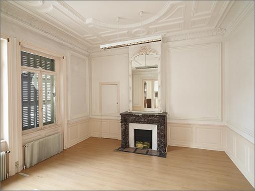Ensemble du décor intérieur (pièce 0.2) : cheminée ; glace de trumeau ; lambris d'appui ; plafond