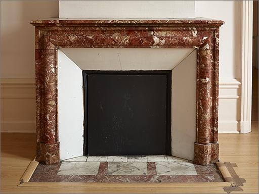 Cheminée de la pièce 0.1, ensemble face.