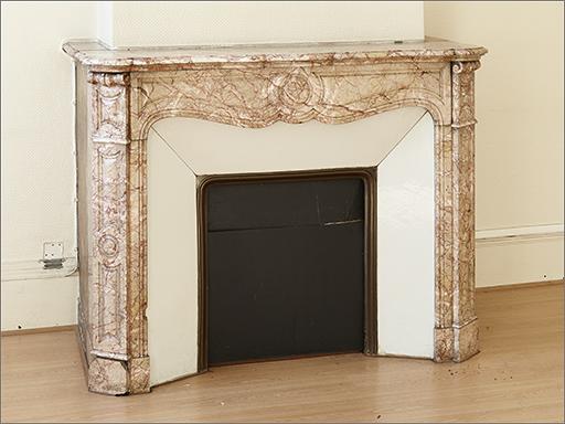Cheminée de la pièce 1.1, ensemble trois quarts gauche.