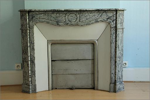 Cheminée de la pièce 1.5, ensemble face.