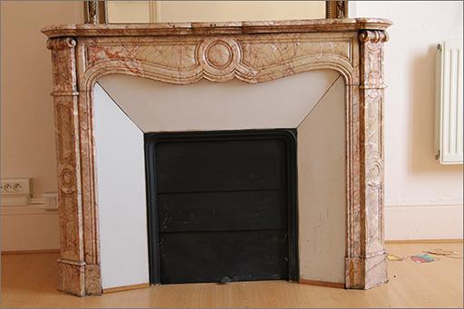 Cheminée de la pièce 1.3, ensemble face.