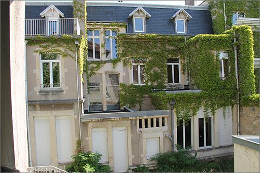 Façade postérieure, vue partielle (côté droit).