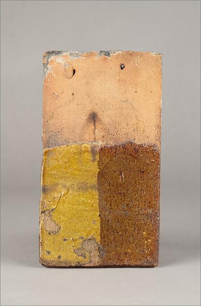 Tuile n° 8, glaçure bicolore jaune et rouge, vue de face.