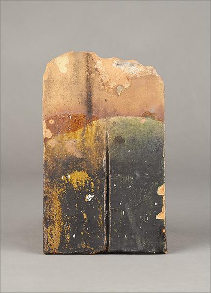Tuile n° 11, glaçure bicolore jaune et verte avec trait de séparation vertical incisé, vue de face. Présence de suie sur le pureau.