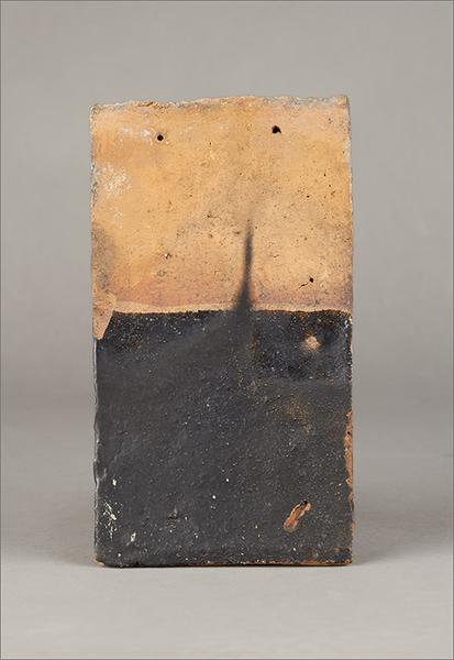 Tuile n° 3, glaçure monocolore noire, vue de face.