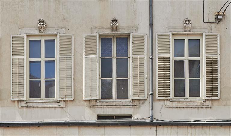 Façade sur la rue Saint-Dizier, détail des fenêtres du premier étage.