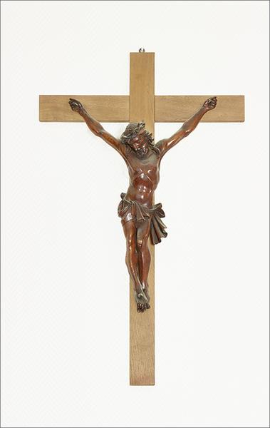 Statue n° 2 : Christ en croix, ensemble face.