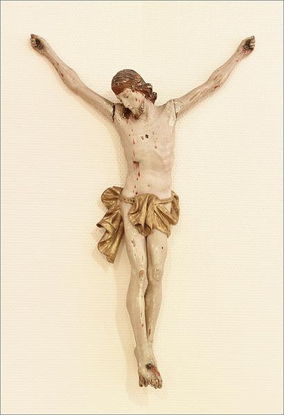 Statue n° 1 : Christ en croix, ensemble face.