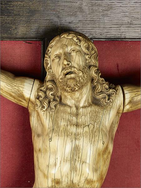 Statue encadrée du Christ en croix