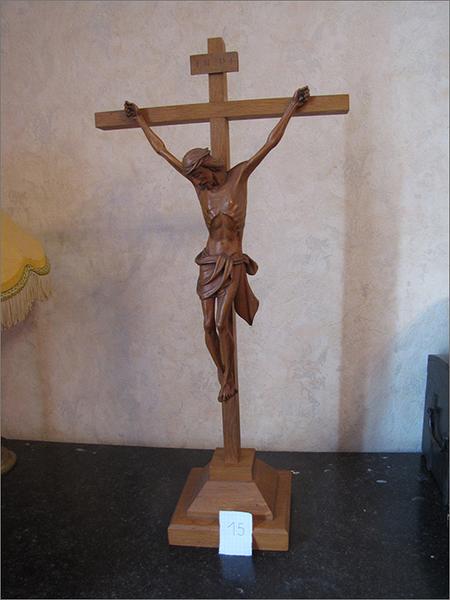 Statue n° 6 : Christ en croix, ensemble trois quarts droit.