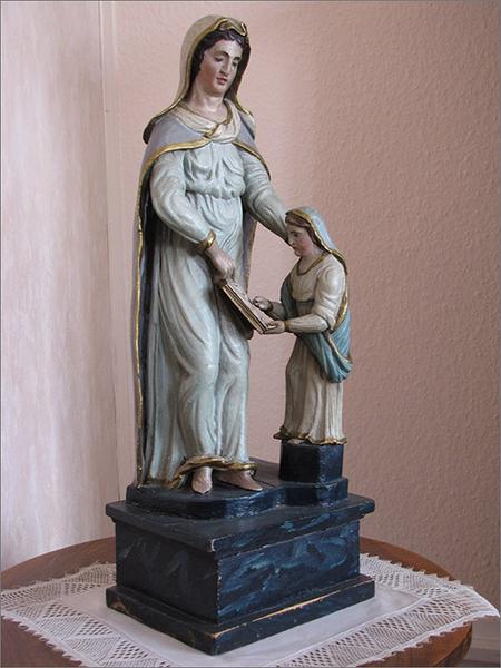 Groupe sculpté n° 2, ensemble trois quarts gauche.