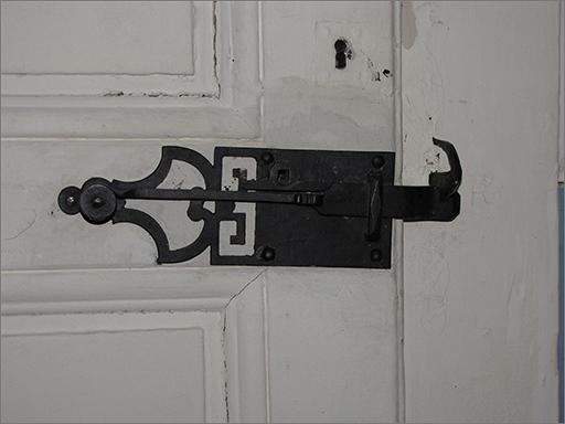 Détail d'une porte du rez-de-chaussée.