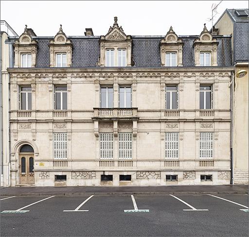 Façade antérieure, ensemble face.