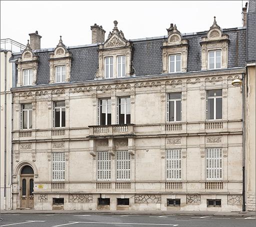 Façade antérieure, ensemble trois quarts droit.