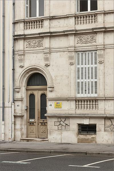 Façade antérieure, rez-de-chaussée, détail.