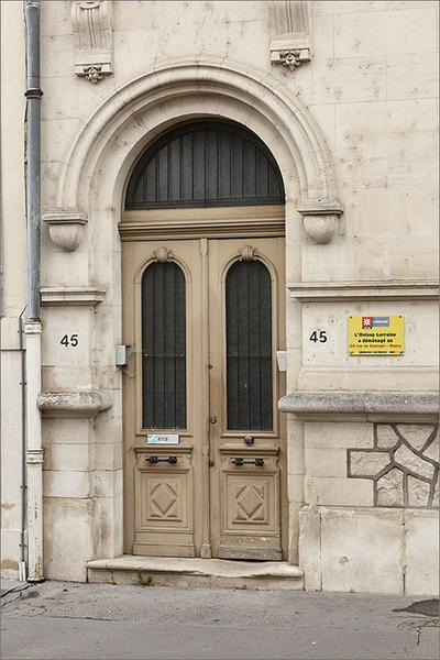 Façade antérieure, rez-de-chaussée, détail : porte.
