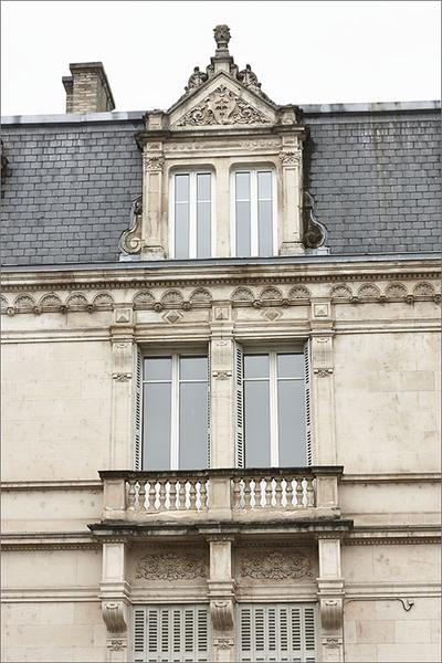 Façade antérieure, détail : baies centrales du 2e étage et du comble.