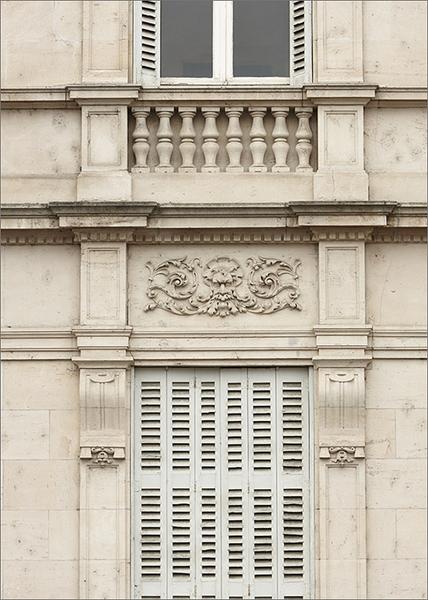 Façade antérieure, détail (travée latérale).