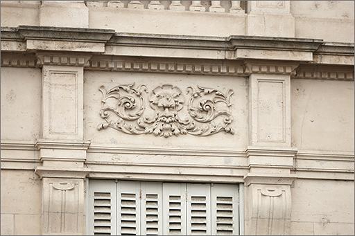Façade antérieure, détail du décor.