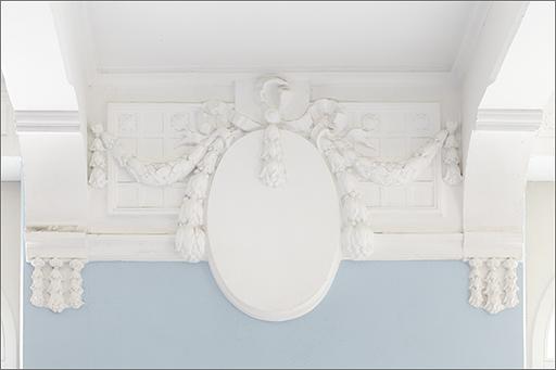 Détail du décor (mur entre les fenêtres).
