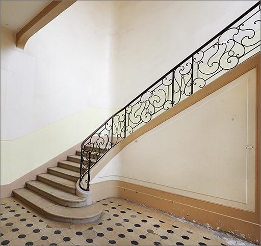 Corps B : escalier, départ.