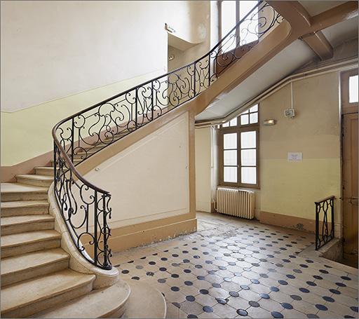Corps B : escalier, vue d'ensemble depuis le rez-de-chaussée.