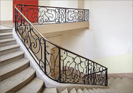Corps B : escalier, rampe (au niveau de la 2e volée et du palier supérieur).