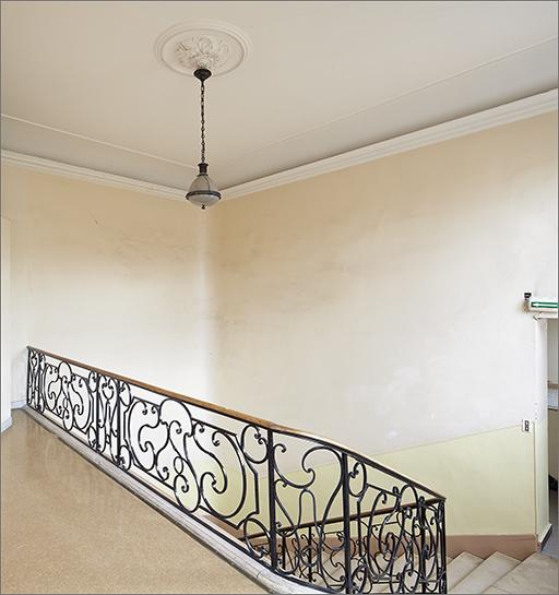 Corps B : escalier, rampe (au niveau du palier supérieur).
