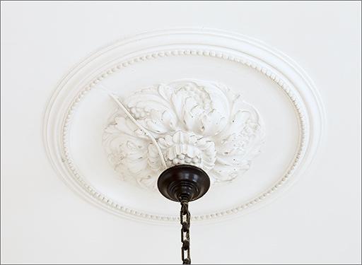 Corps B : cage d'escalier, rosace de plafond.