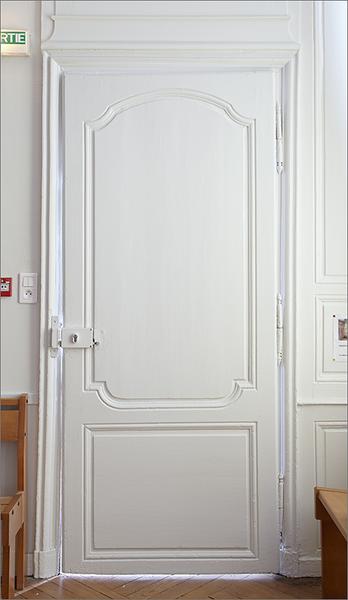 Une porte (pièce B 1. 1), ensemble face.