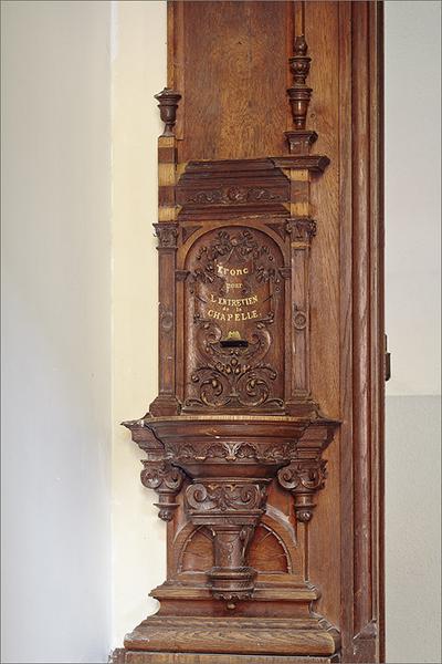 Détail ancien tronc sur porte.