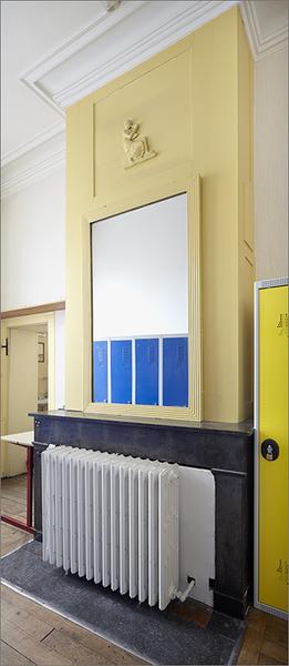 Cheminée (pièce A 1. 2), ensemble trois quarts droit.