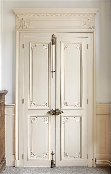 Une porte, ensemble face.