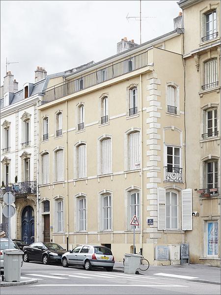 Façade antérieure, ensemble trois quarts droit.