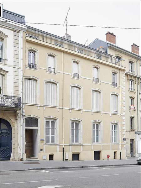 Façade antérieure, ensemble trois quarts gauche.