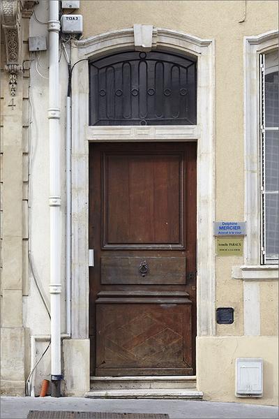 Façade antérieure, porte.