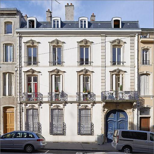 Façade antérieure, ensemble face.