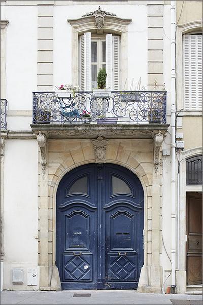 Façade antérieure, détail : travée du portail (1e et 2e niveaux).
