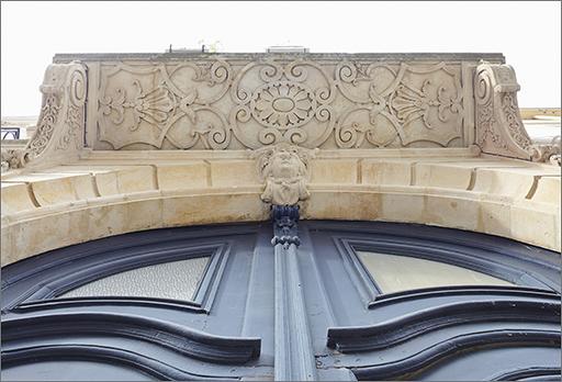 Façade antérieure, détail : sous-face du balcon.