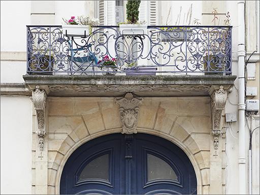 Façade antérieure, détail : balcon.