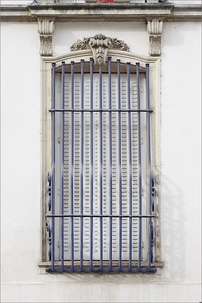 Façade antérieure, détail : fenêtre du rez-de-chaussée.