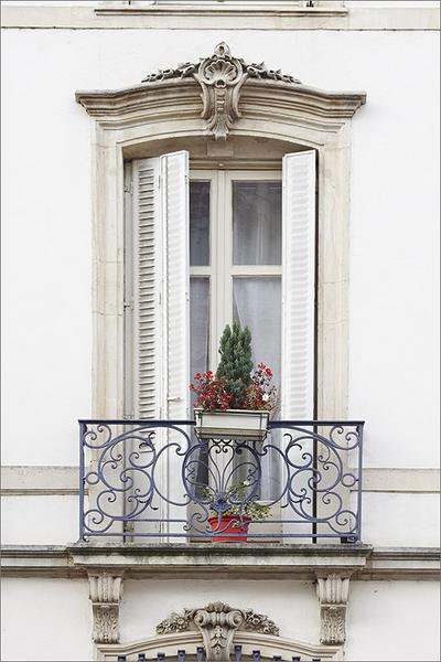 Façade antérieure, détail : fenêtre du 1er étage.