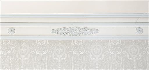 Salon du premier étage : détail du décor de la corniche de plafond.